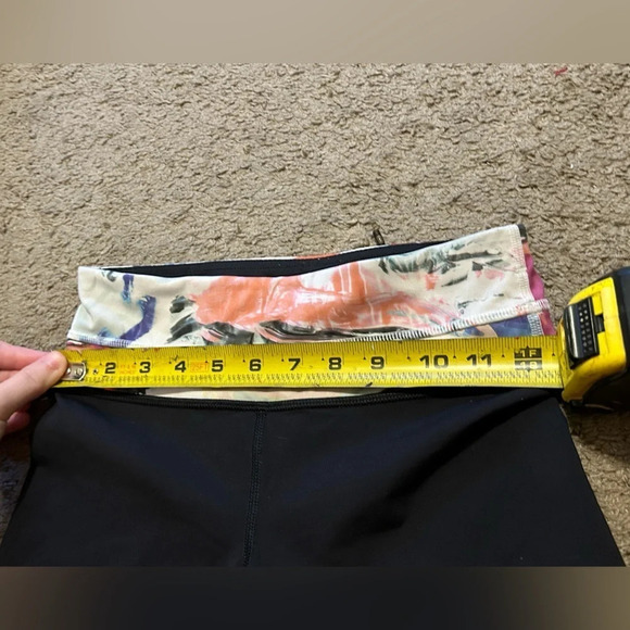 Lululemon Capri Leggings with cool waistband design - Picture 7 of 8